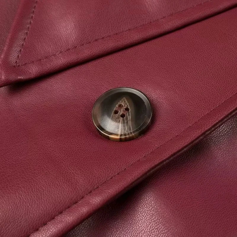 Burgundy Elegance – Langer Kunstleder-Trenchcoat in Bordeaux