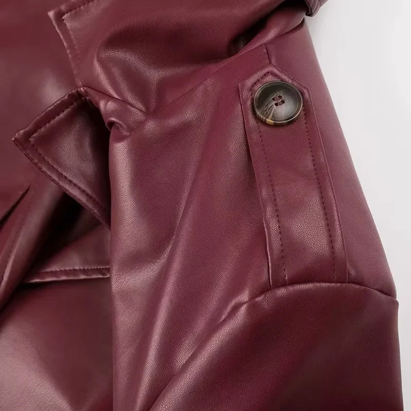 Burgundy Elegance – Langer Kunstleder-Trenchcoat in Bordeaux