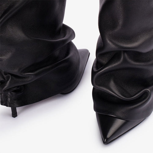 Black Elegance – der Slouch High Heel Stiefel in Schwarz