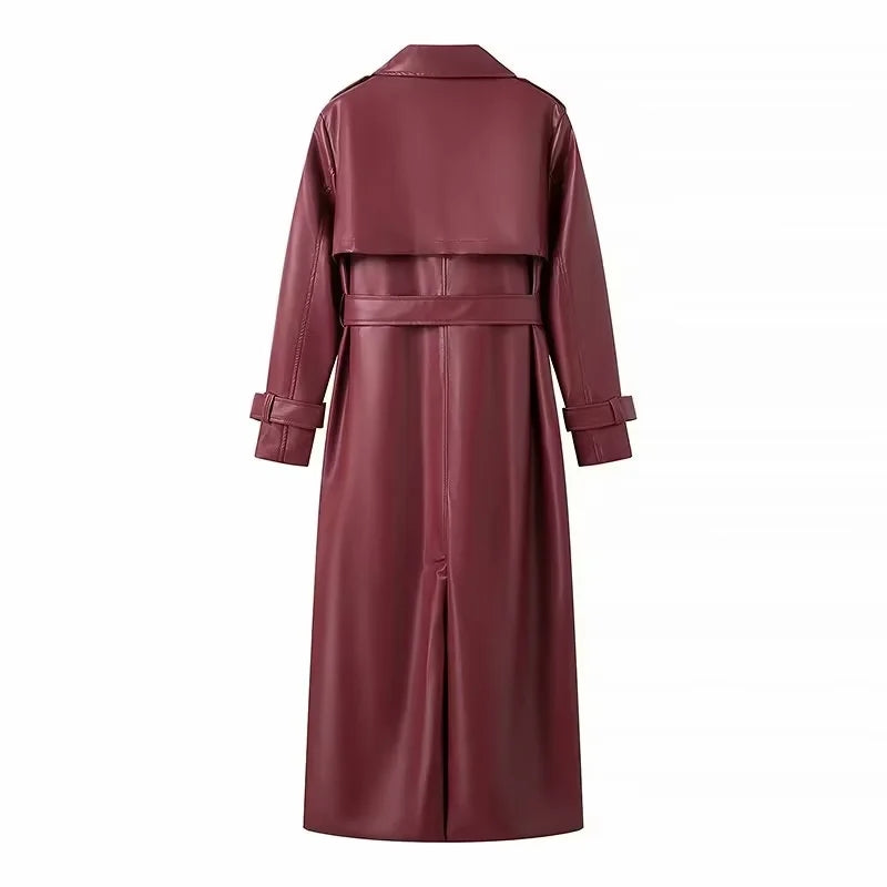 Burgundy Elegance – Langer Kunstleder-Trenchcoat in Bordeaux