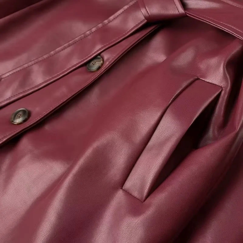 Burgundy Elegance – Langer Kunstleder-Trenchcoat in Bordeaux